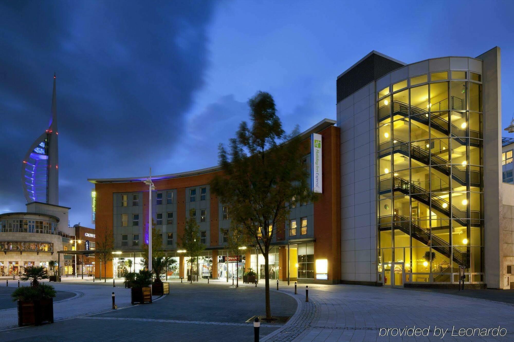 Holiday Inn Express Portsmouth Gunwharf Quays By Ihg Екстериор снимка